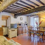 Apartment Bargello